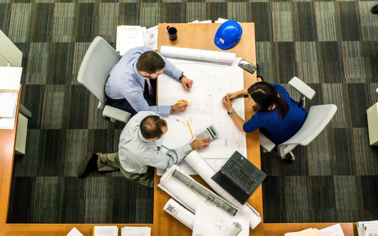 Projektmanager und Projektleiter sitzen zusammen und steuern das Projekt